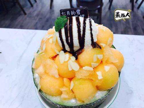 吃哈密瓜味冰淇淋,哈密瓜味冰淇淋的甜蜜诱惑