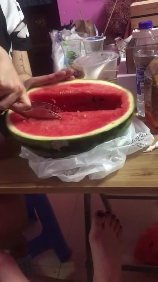 进宿舍吃瓜,揭秘进宿舍吃瓜背后的故事