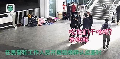 倒地的男子吃瓜,倒地男子引众围观