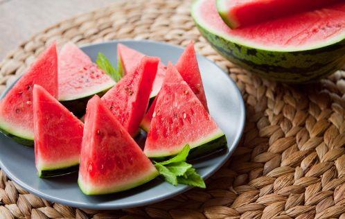 学校板凳吃瓜,揭秘校园生活新风尚