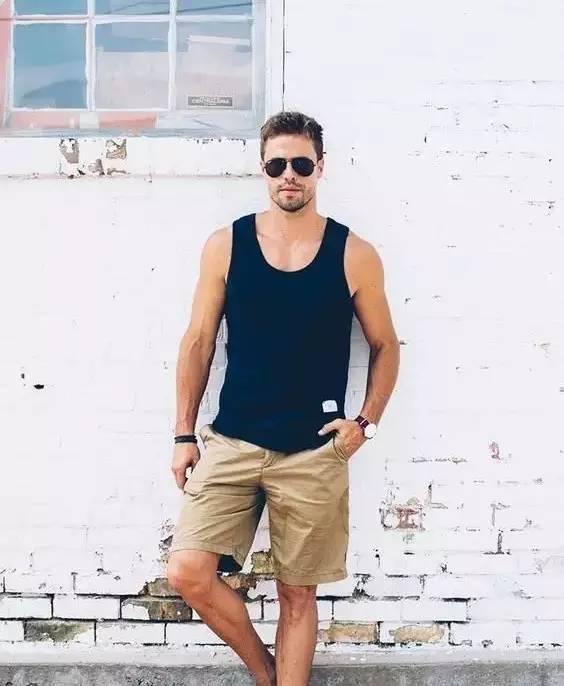 背心男孩雨中吃瓜,男孩背心映晴空