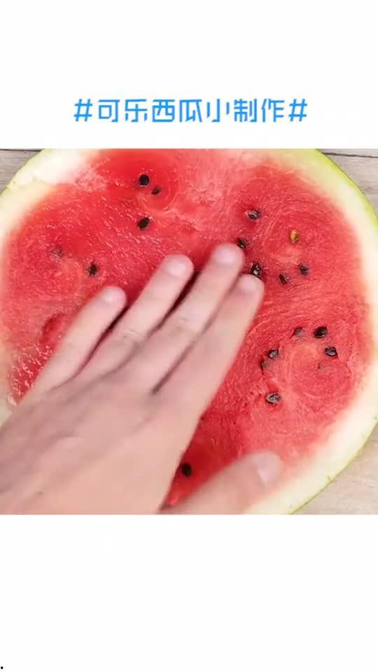 吃瓜真好真甜,品尝甜蜜，尽享生活美好