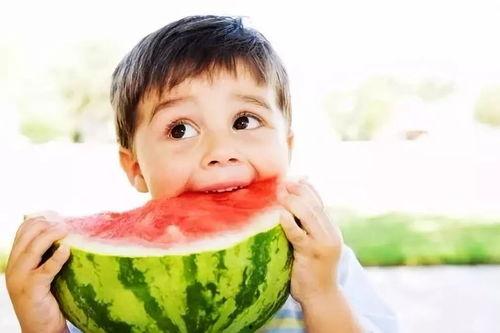 农村小孩吃瓜,瓜果飘香的记忆之旅