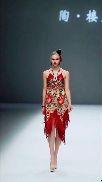 模特走秀吃瓜视频,模特走秀吃瓜瞬间，揭秘时尚圈幕后趣闻